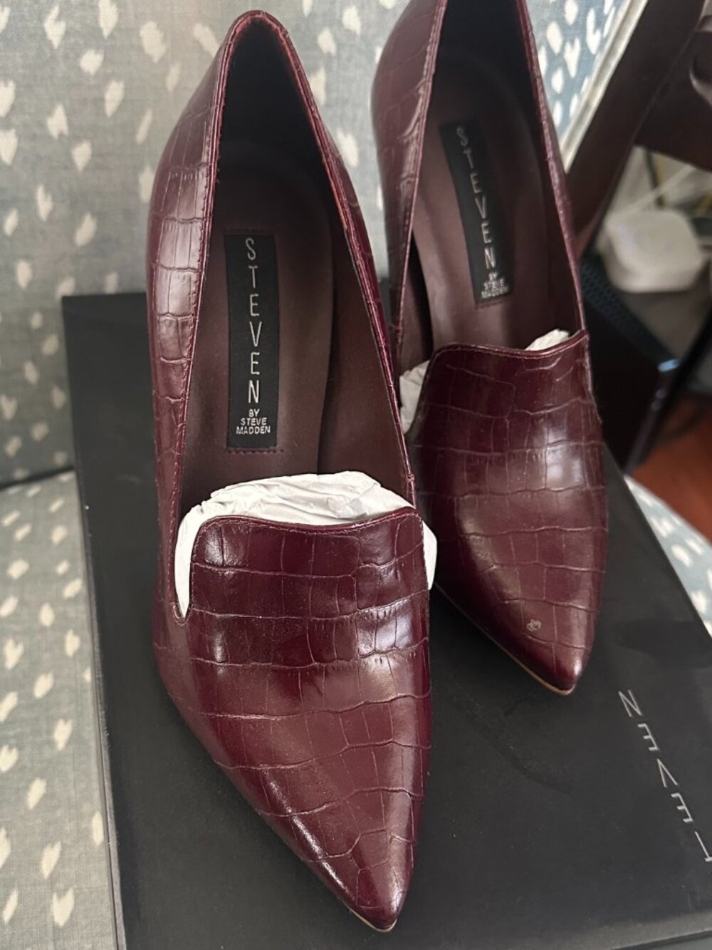 Steve Madden Burgundy Croc-Embossed Pointed-Toe Pumps – Size 6